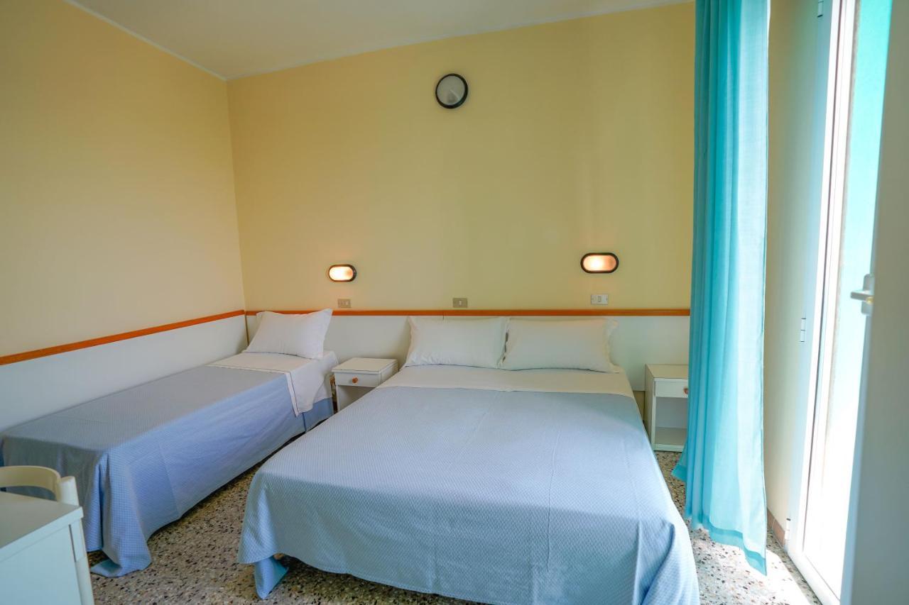 Hotel Mondial Rimini Exterior foto