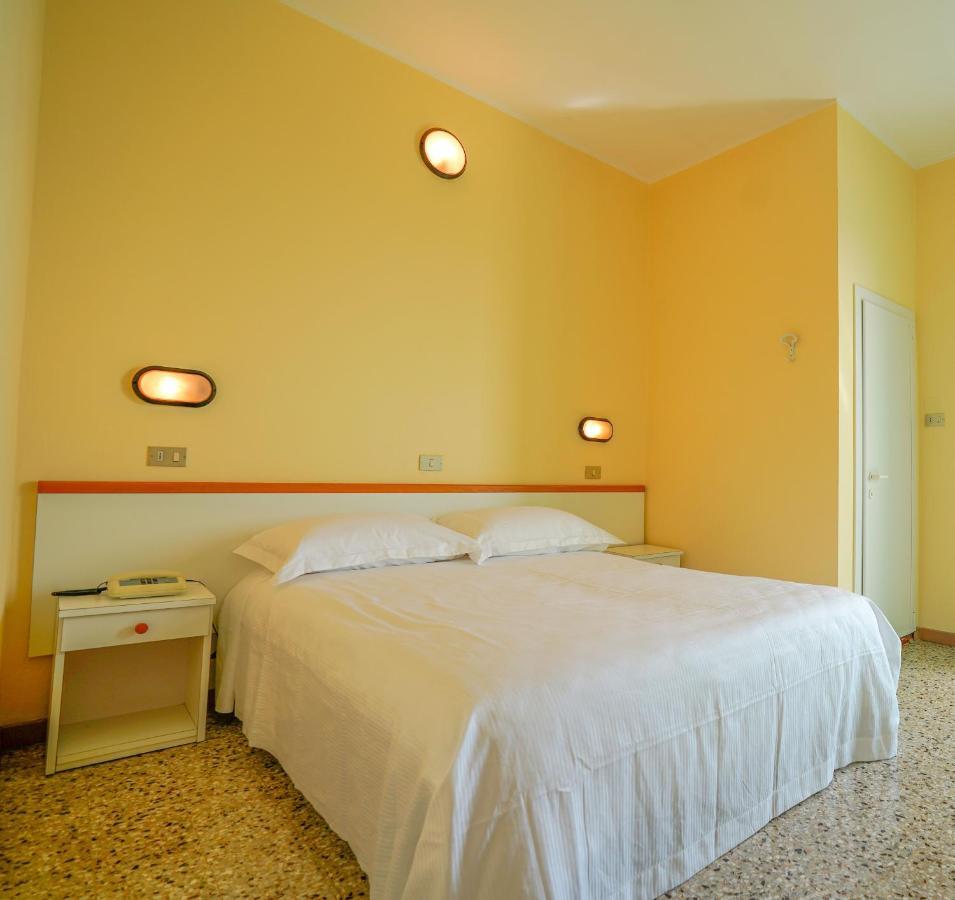 Hotel Mondial Rimini Exterior foto