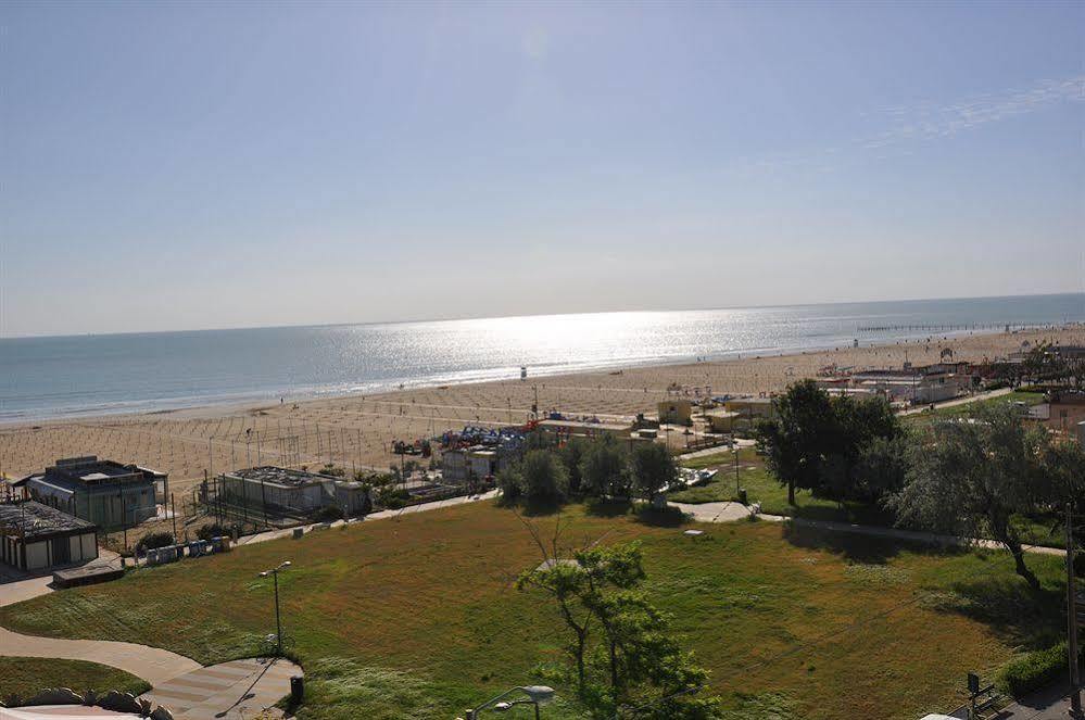 Hotel Mondial Rimini Exterior foto